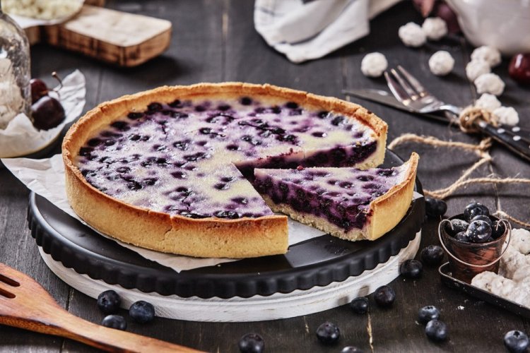 Черничный пирог со сметанной заливкой