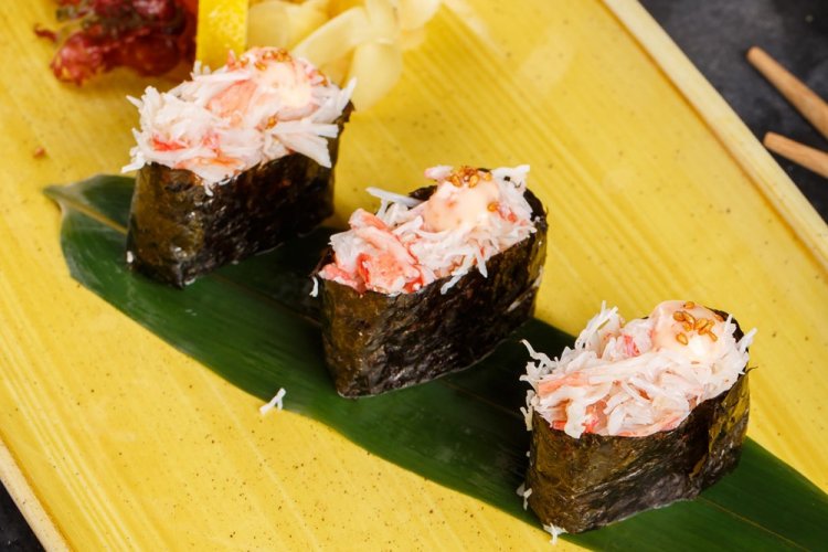 Гунканы с крабом