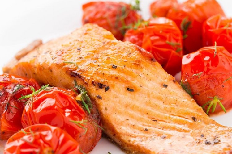 Запеченный лосось с помидорами черри