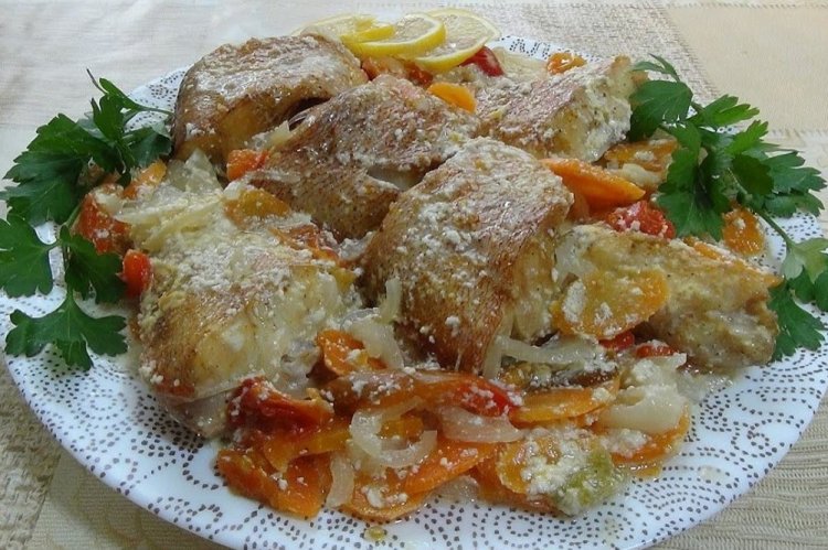 Морской окунь с горчицей в духовке