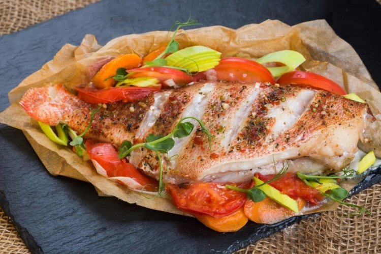 Запеченный морской окунь с кабачками