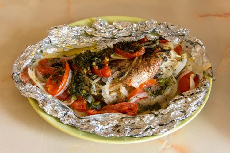 Морской окунь с помидорами в фольге