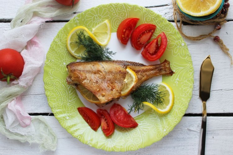 Морской окунь с лимоном и розмарином