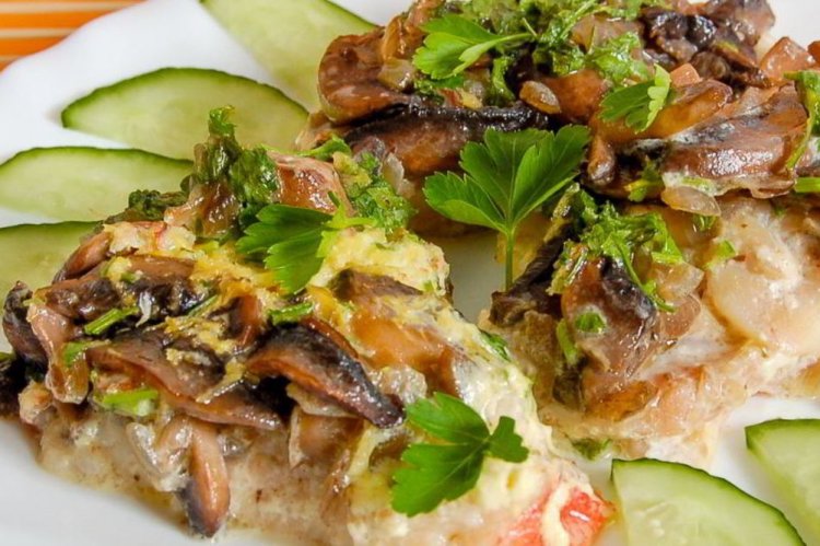 Морской окунь с грибами в духовке