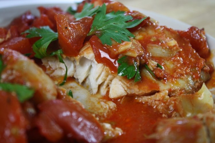 Морской окунь в томатном соусе