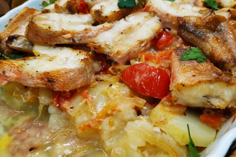 Морской окунь с овощами в духовке