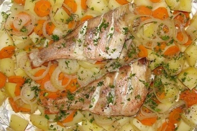 Морской окунь с картошкой в духовке