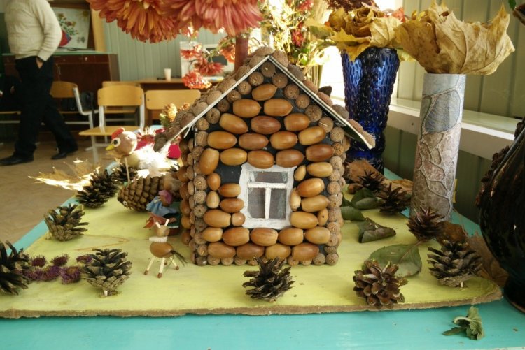 Домик из желудей