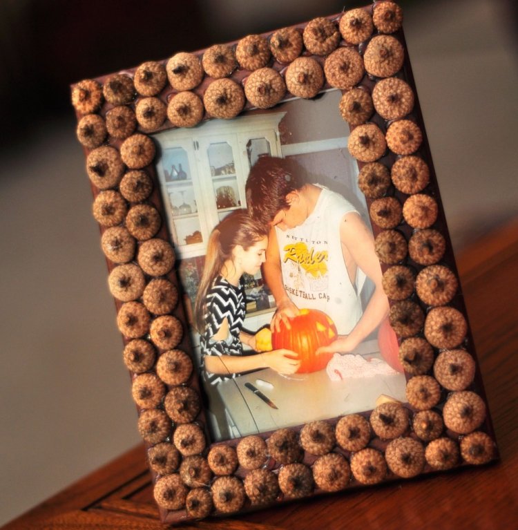 Рамка для фотографий из желудей