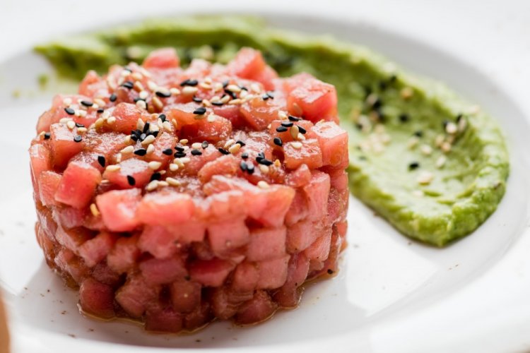 Тартар из тунца с имбирем и чили