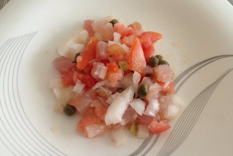 Тартар из тунца с помидорами