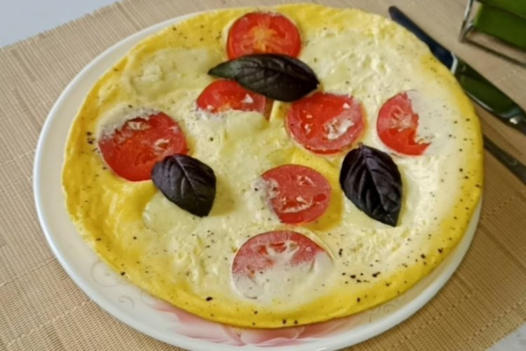 Омлет с помидорами и моцареллой