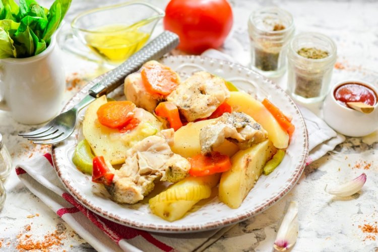 Рыба с картошкой и овощами в духовке