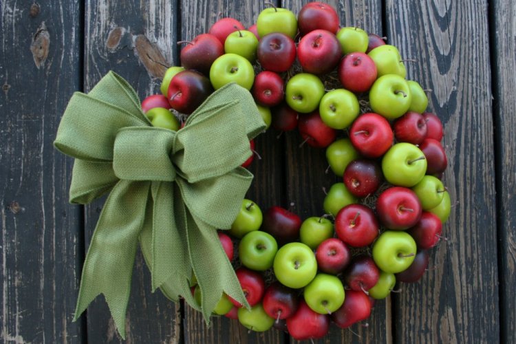 Венок из овощей и фруктов