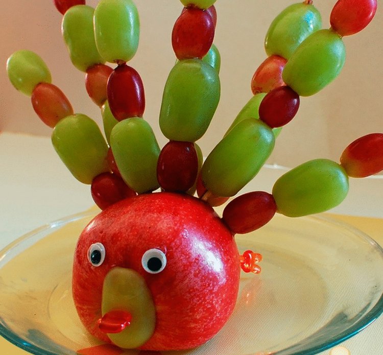 Радужная птица из яблок