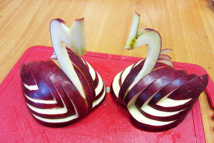 Лебедь из яблок