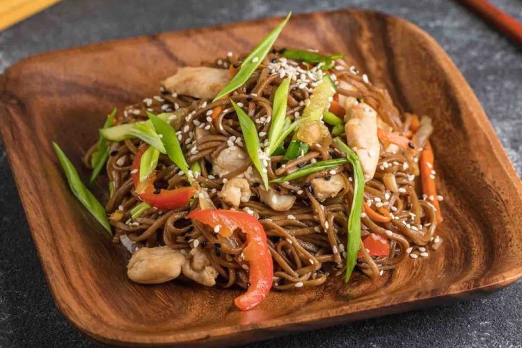 Яки соба с курицей и овощами