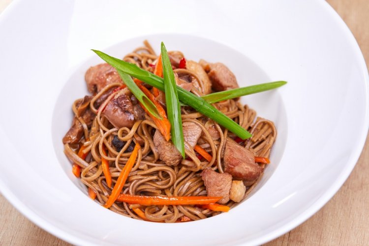 Вок с лапшой соба и свининой