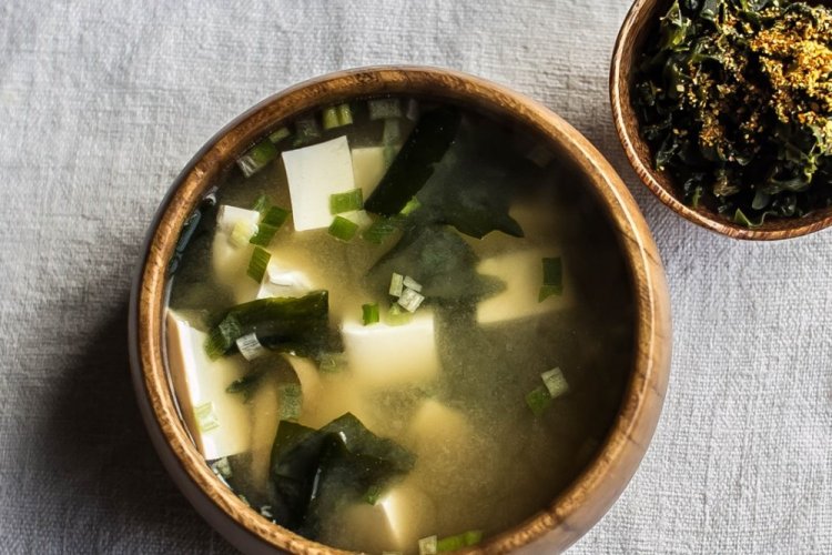 Мисо-суп с лапшой соба и шпинатом