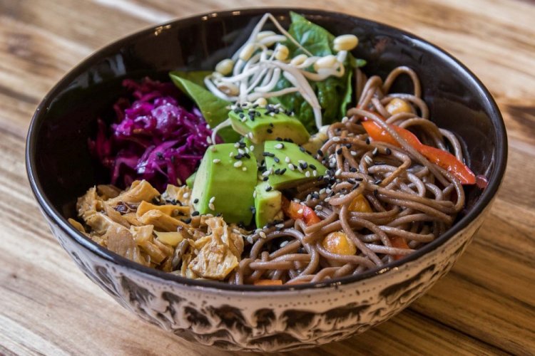 Боул с собой, овощами и арахисом