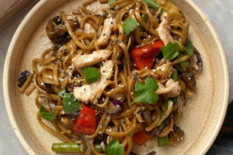 Соба с курицей в медово-горчичном соусе