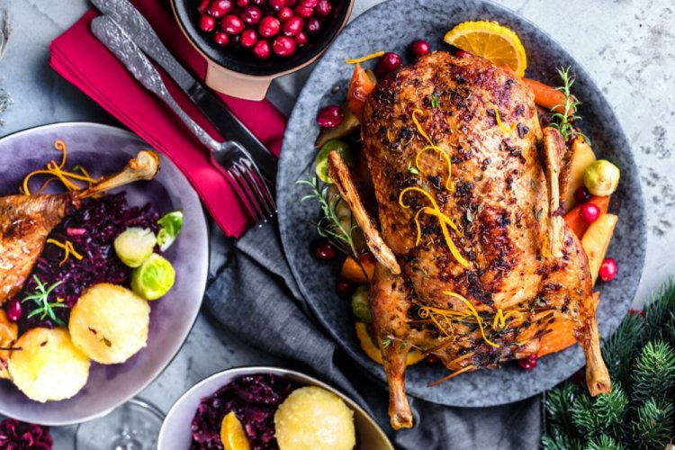 Гусь с овощами и вином в духовке