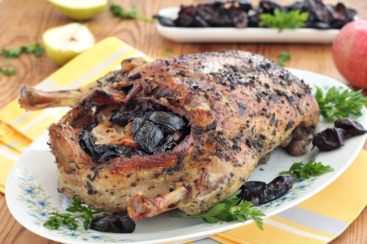 Гусь с рисом и черносливом в духовке