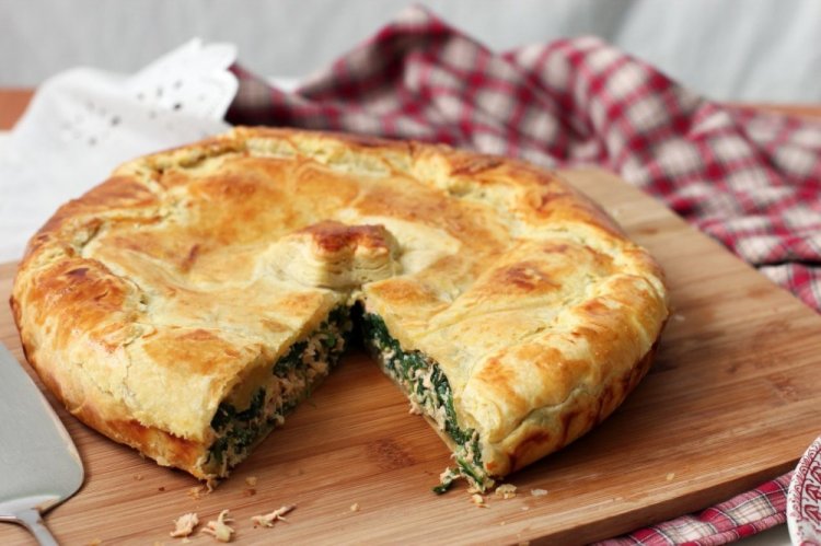 Пирог с курицей и щавелем