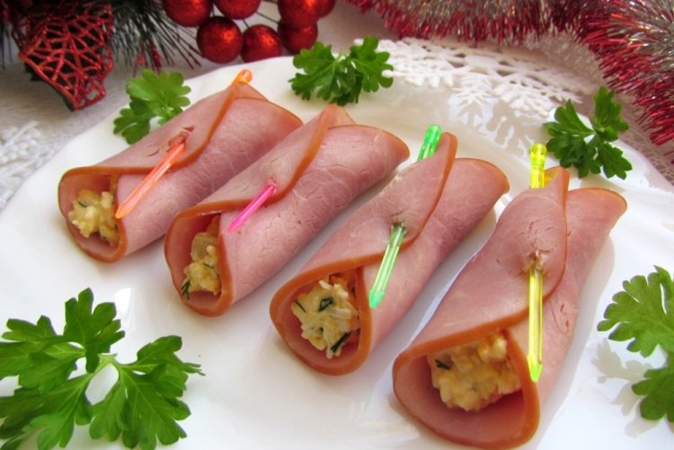 Рулетики из ветчины с яйцом и сыром