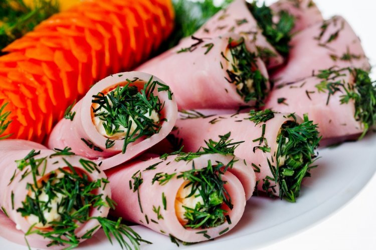 Рулетики из ветчины с моцареллой и базиликом