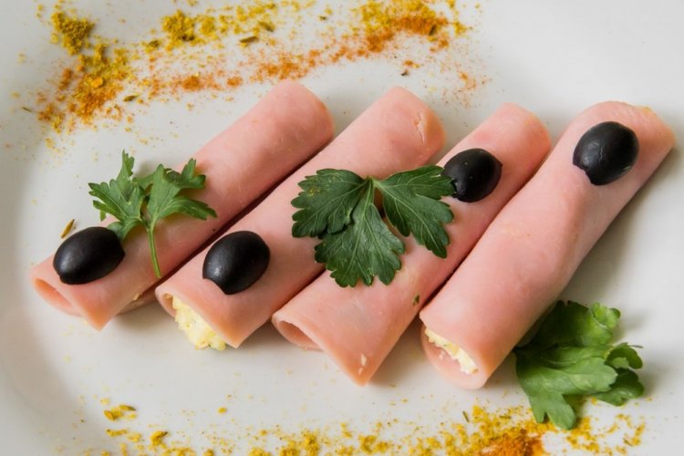 Рулетики из ветчины по-гавайски