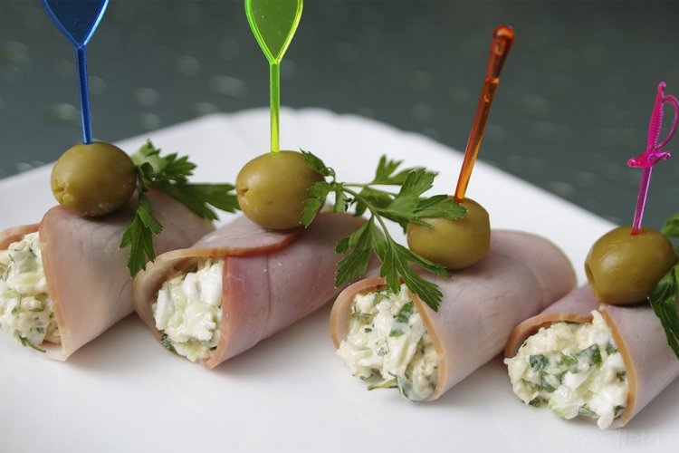 Рулетики из ветчины с фетой и зеленью