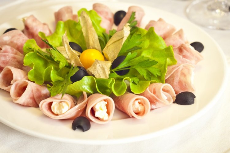 Рулетики из ветчины с апельсином и кукурузой