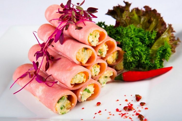 Рулетики из ветчины с маринованным огурцом