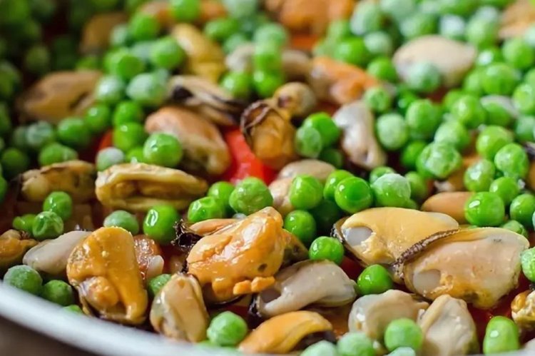 Салат с маринованными мидиями и зеленым горошком