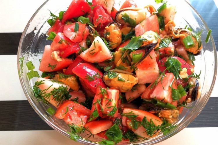 Салат с помидорами и мидиями