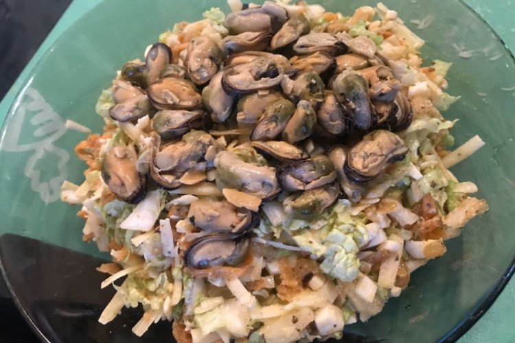 Салат с пекинской капустой и мидиями