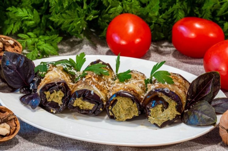 Рулетики из баклажанов с печенью