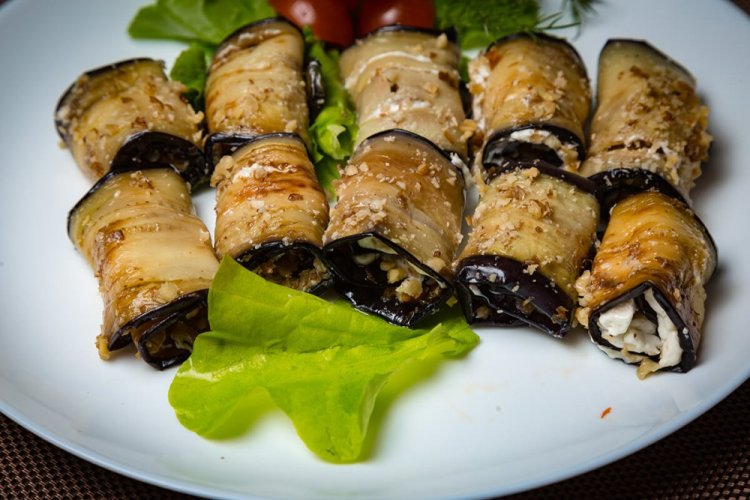 Рулетики из баклажанов с брынзой