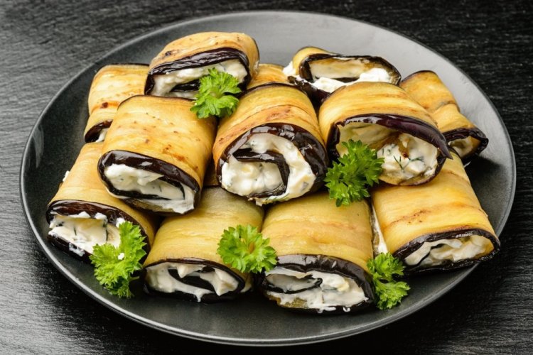 Рулетики из баклажанов с творогом и орехами
