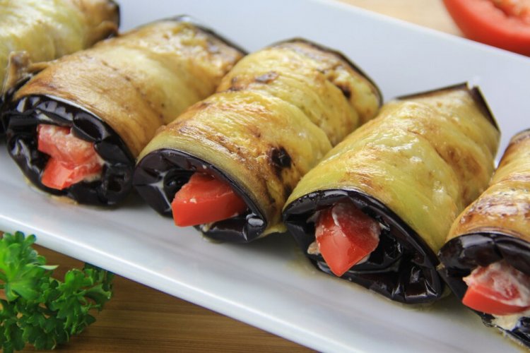 Рулетики из баклажанов с болгарским перцем и сметаной