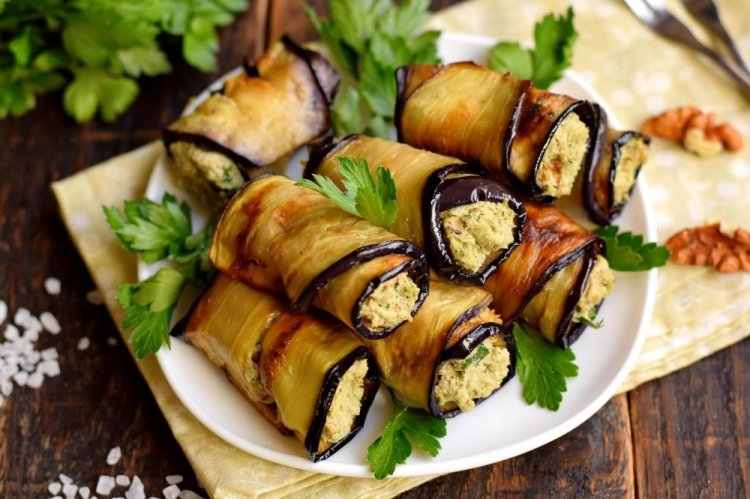 Рулетики из баклажанов с финиками