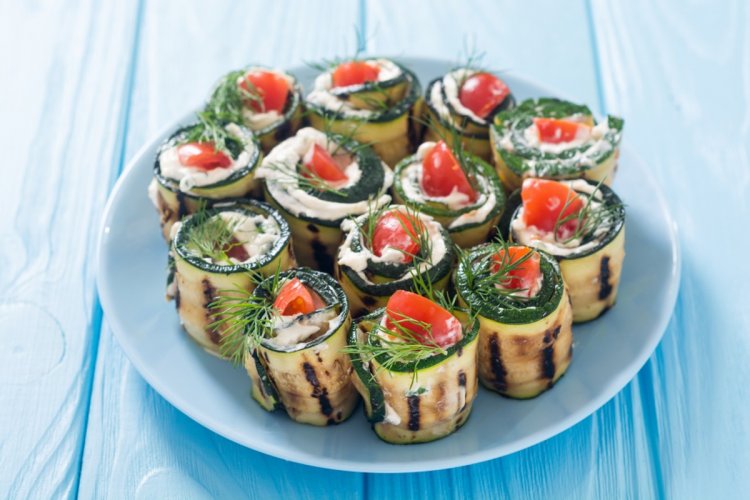 15 простых рецептов рулетиков из кабачков