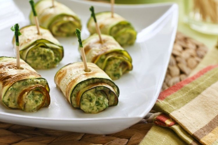 Рулетики из кабачков с сыром и чесноком