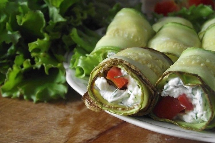 Рулетики из кабачков с творогом и болгарским перцем