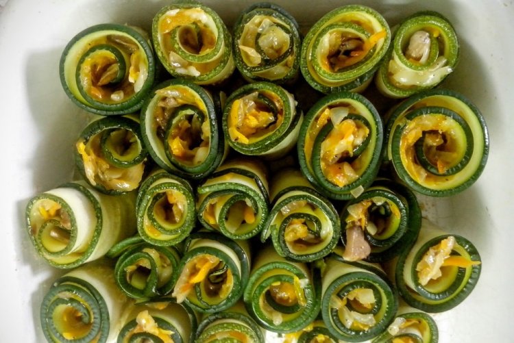 Рулетики из кабачков с грибами и сыром
