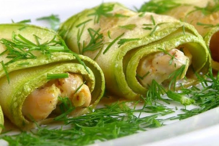 Рулетики из кабачков с кусочками курицы