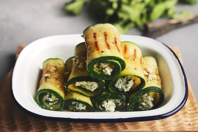 Рулетики из кабачков с брынзой и сулугуни