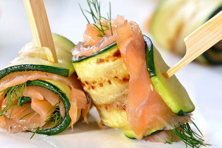 Рулетики из кабачков с лососем