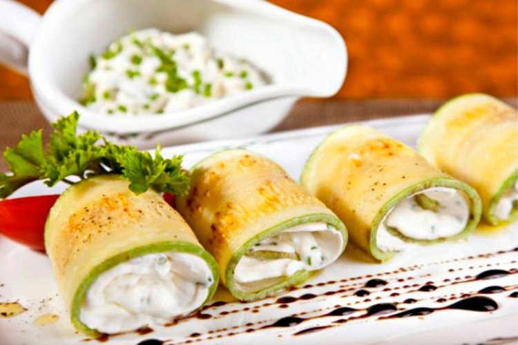 Рулетики из кабачков с творогом и орехами